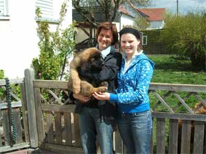 Happy-Jokkel-Juniorl of-lion-dream mit ihrer neuen Familie