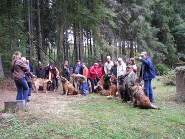 Mona und Flora bei der Leo- Herbstwanderung 09